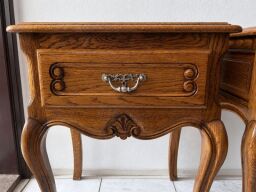 Párové dubové nočné stolíky v štýle Louis XV